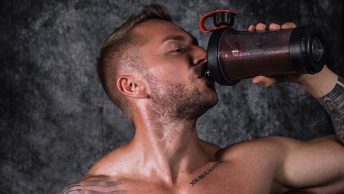 Hombre tomando un suplemento de proteínas