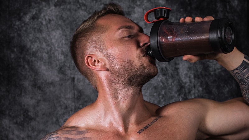 Hombre tomando un suplemento de proteínas