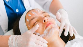 Mujer en un centro de estética
