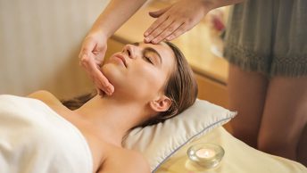Mujer recibe tratamiento de aromaterapia facial
