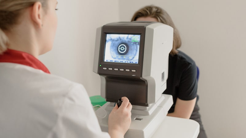 Médico haciendo pruebas oculares a una paciente