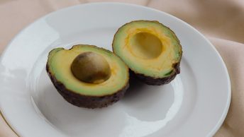 Plato con un aguacate partido