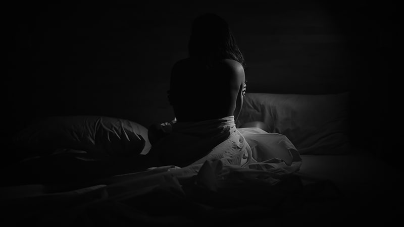 Mujer se lamenta en la cama por los problemas de disfunción sexual de su pareja