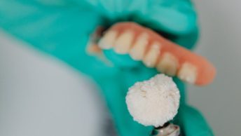 Técnico pule una prótesis dental