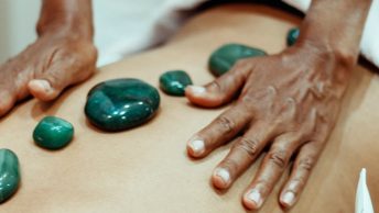 Sesión de masaje con piedras calientes