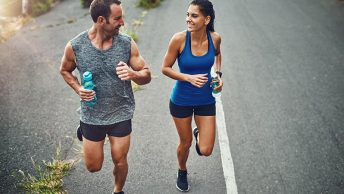 Dos corredores se hidratan durante una carrera