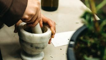 Mujer prepara infusión para acelerar el metabolismo
