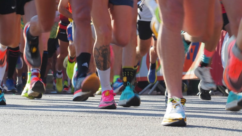 Quiromasaje para ayudar en la preparación y recuperación de un maratón 1 Piernas de participantes en maratón