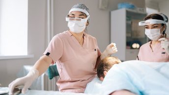 Auxiliar de cirugía capilar en un procedimiento