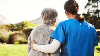 Diferencia auxiliar geriatria y enfermeria