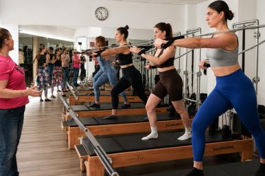 Instructor de Pilates máquina Reformer