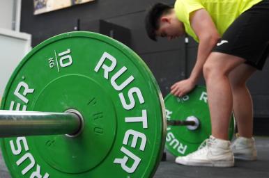 Acondicionamiento físico en sala de entrenamiento polivalente (Oficial)