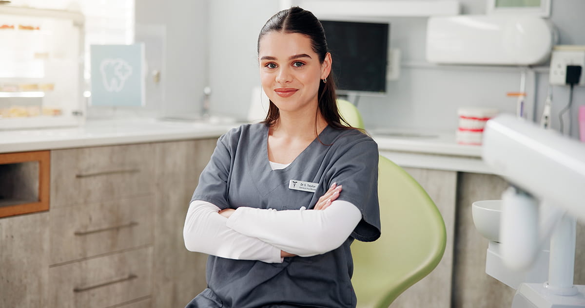 Chica auxiliar dental