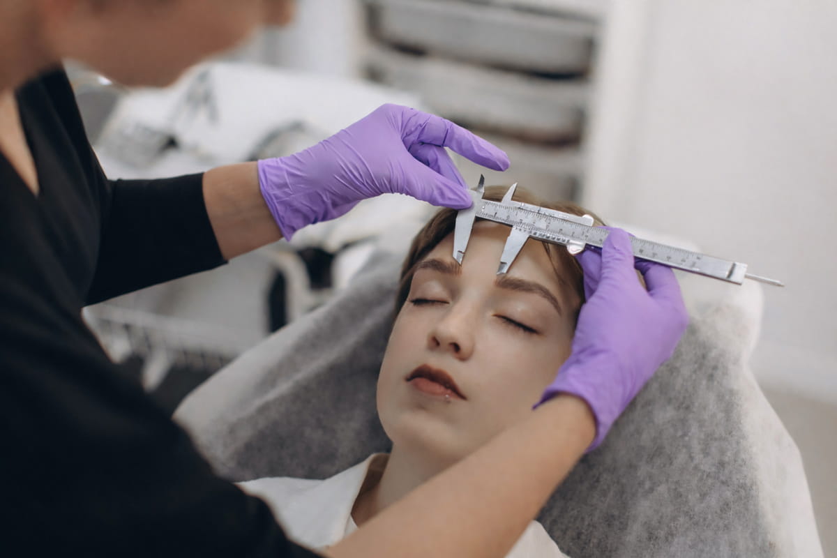 Medición micropigmentación cejas