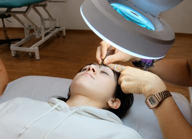 Estética de uñas y cejas